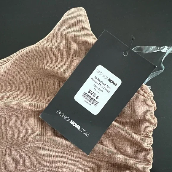 MIDI RUCHED FASHIONNOVA DRESS - Picture 2 of 2